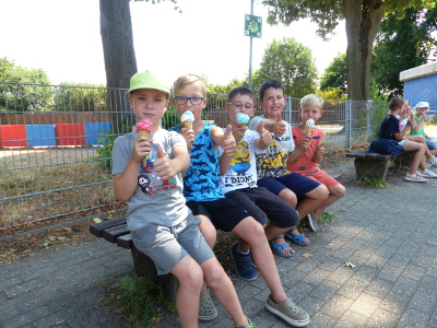 Daumen hoch für das leckere Eis