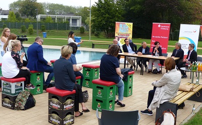 Pressekonferenz zur bevorstehenden Beachparty. Auf gepolsterten Bierkästen nahmen die Pressevertreter Platz.