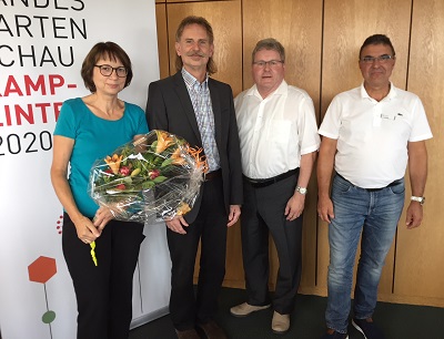 Kämmerer Martin Notthoff gratuliert Cordula und Harald Lemke sowie Helmut Haß zum 40-jährigen Dienstjubiläum. 