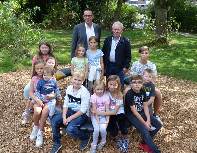 Bürgermeister Christoph Landscheidt und Kinderfreunde-Gründer Hubert Kufen feierten gemeinsam mit vielen Kindern Sommerfest.