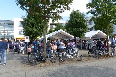Volle Festzelte beim Alpenglühen im Seniroenzentrum St. Josef.