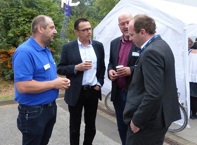 Bürgermeister Christoph Landscheidt im Gespräch mit Mitarbeitern des TÜV Nord.