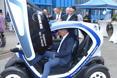 Dieter Tenhaeff im Elektromobil "Twizy"