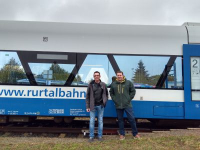 Bürgermeister Christoph Landscheidt und Arne Gogol besuchen das 25jährige Jübiläum der Rurtalbahn