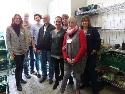 Die ehrenamtlichen Mitarbeiter und Mitarbeiterinnen der Kamp-Lintforter Tafel im Ausgaberaum