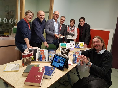 Gruppenfoto am Büchertisch