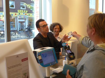 Bürgermeister Prof. Dr. Christoph Landscheidt an ungewohntem Arbeitsplatz: an der Kasse bei dm