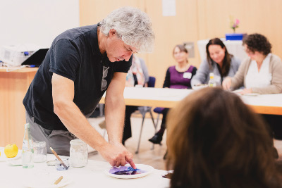 Peter Reichenbach in seinem Element: Farbe aus Pflanzen gewinnen
