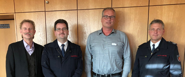 Kämmerer Martin Notthoff beglückwünschte Andreas Pistor zu seinem 25-jährigen Dienstjubiläum bei der Stadt Kamp-Lintfort