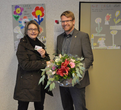 Laga-Prokurist Andreas Iland überreicht Silke Esser einen Blumenstrauß im Kamp-Lintforter Rathaus