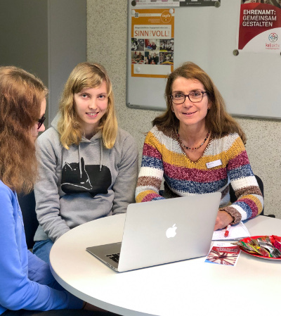 Natalie Wacker und Lea Sänger bei Anke Stark, die Leiterin der Freiwilligenagentur KALI AKTIV
