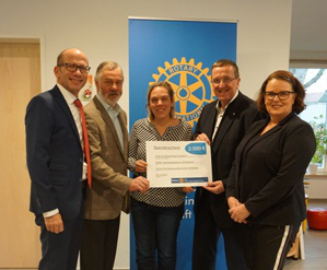 Alexandra Krause, Leiterin des Familienzentrums,und Angelika Schindler, Praxis für Sprachtherapie in Kamp-Lintfort, gemeinsam mit Dr. Christoph Müllmann, Jugenddezernent, nehmen aus den Händen des Rotary-Clubs Kamp-Lintfort/Grafschaft Moers, vertreten durch den Präsidenten Herrn  Dr. Herbert Meiwes und Herrn Josef Lübbers, die Spende entgegen.