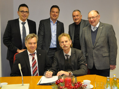 Gruppenbild von der Vertragsunterzeichnung im Rathaus