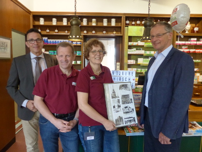 Bürgermeister Prof. Dr. Christoph Landscheidt und Wirtschaftsförderer Dieter Tenhaeff gratulierten dem Apothekerpaar Silke und Franz Dietl zum Jubiläum