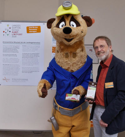 Pfarrer i. R. Dr. Reinhard Schmeer und das Landesgartenschau-Maskottchen Kalli