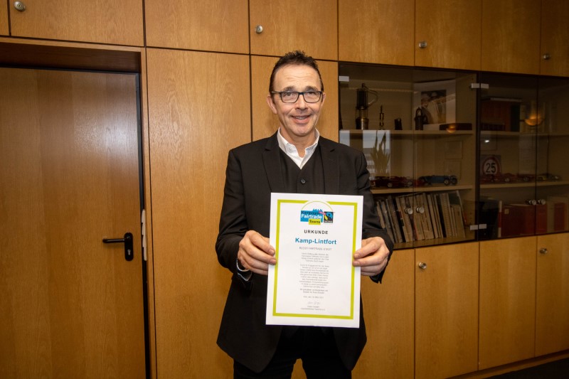 Bürgermeister Prof. Dr. Christoph Landscheidt mit der Urkunde