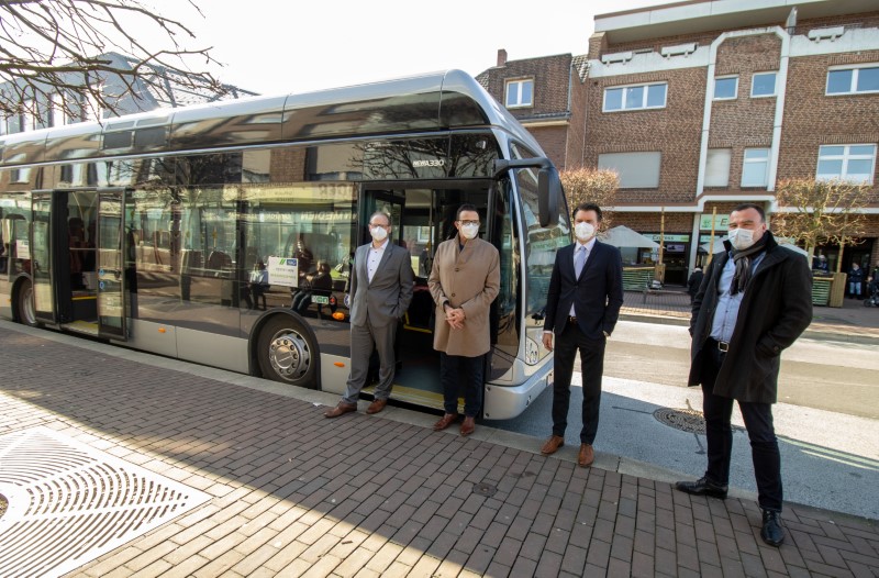 Tobias Jakubowski (NIAG), Bürgermeister Prof. Dr. Christoph Landscheidt, Hendrik Vonnegut (NIAG) und Manfred Gerster (Van Hool) vor dem Wasserstoffbus