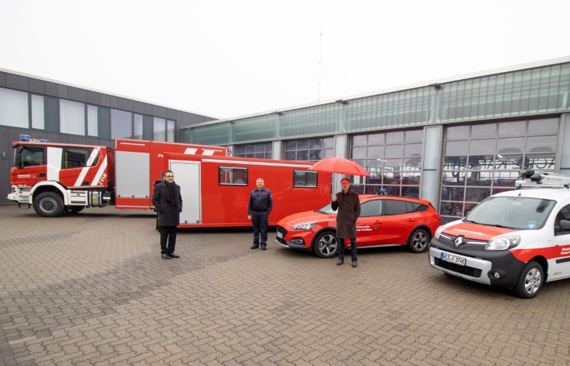 Bürgermeister Prof. Dr. Christoph Landscheidt, Feuerwehrleiter Michael Rademacher und Ordnungsdezernent Martin Notthoff vor den neuen Fahrzeugen