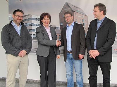Die Präsidentin der Hochschule Rhein-Waal, Prof. Dr. Marie-Louise Klotz gratuliert Claudio Abels, dem ersten Absolventen der Hochschule Rhein-Waal.