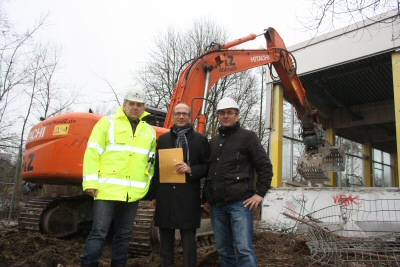 DerAbbruch des alten Hallenbades ist in vollem Gange