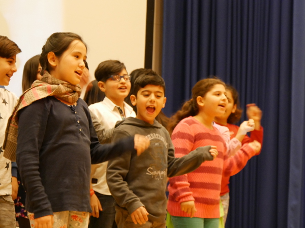 Kinder aus Neukirchen-Vluyn singen bei der Abschlussveranstaltung zum Kulturrucksack 2016