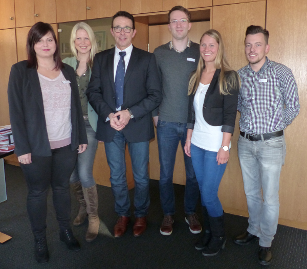 Gruppenbild mit den Absolventinnen und Absolventen des Angestelltenlehrgangs 2