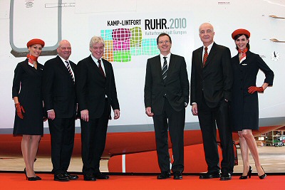 Gruppenfoto vor einem Airberlin-Flugzeug bei der Logoenthüllung RUHR.2010