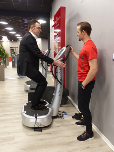 Alvaro Immel erklärt dem Bürgermeister die Funktion des PowerPlate-Gerätes