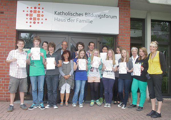 Gruppenbild mit ausgebildeten babysittern der UNESCO-Schule