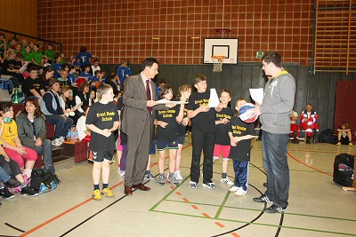 Bürgermeister Dr. Landscheidt gratuliert Kindern beim Basketball-Spieltreff 2011