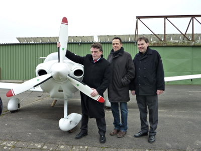 Landesminister Michael Groschek, Bürgermeister Prof. Dr. Christoph Landscheidt und der Vorsitzende der Luftsportgemeinschaft Ralf Oppermann auf dem Saalhoffer Flugplatz