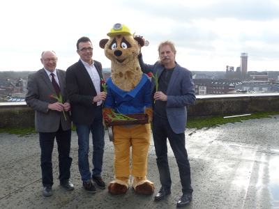 Die Landesgartenschau-Geschäftsführer Heinrich Sperling (links) und Martin Notthoff (rechts) stellen gemeinsam mit Bürgermeister Christoph Landscheidt (mitte) das Landesgartenschau-Maskottchen vor
