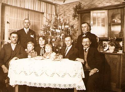 Historische Aufnahme: Weihnachten bei einer Bergarbeiterfamilie