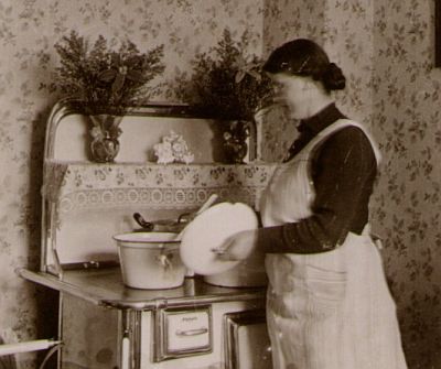 Historische Aufnahme: Hausfrau am Herd