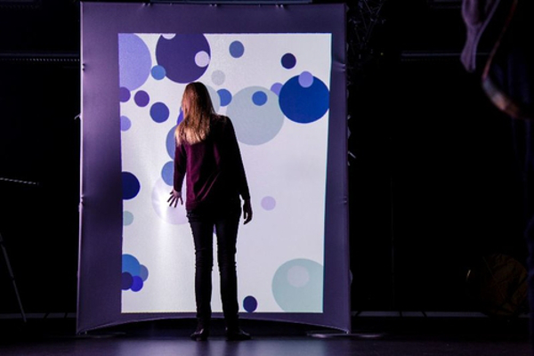 Studierendenprojekt Bubble Wall in der Stadtbücherei Kamp-Lintfort