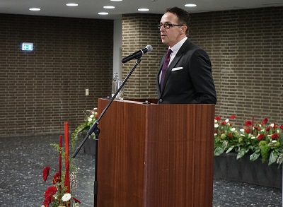 Bürgermeister Landscheidt am Rednerpult in der Stadthalle.