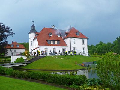 Blick auf das vom Brand betroffene Hautgebäude auf Haus Dieprahm