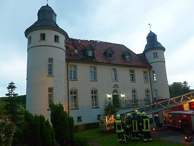 Blick auf das vom Brand betroffene Hautgebäude auf Haus Dieprahm