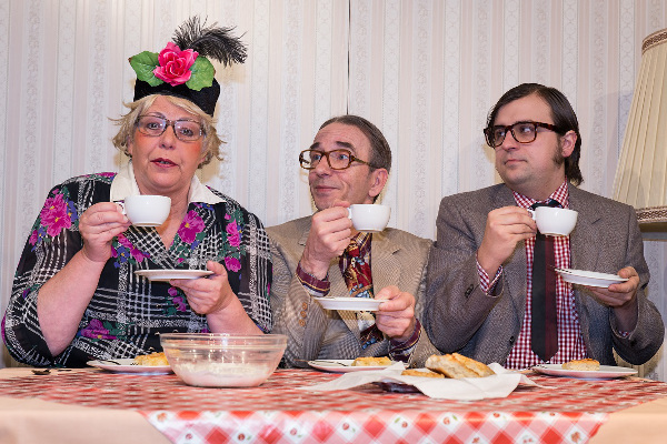 Theater Freudenhaus Essen mit "Butterkuchen - da steckt man nicht drin" beim Kamper Freilichttheater