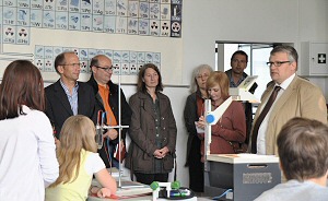 Der Schulleiter Alexander Winzen begrüßt die Vertreter der Stadt Kamp-Lintfort sowie der Presse und die Schülerinnen und Schüler der Klasse 8c zur Einweihung des neuen Übungsraums; Foto: SGKL