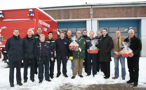 Bürgermeister Dr. Landscheidt und Personalratsvorsitzender Fran Aldenkott mit Einsatzkräften von Feuerwehr, Rettungsdienst und Polizei vor der Feuerwache