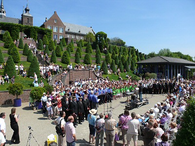 Beim DAY OF SONG im Terrassengarten des Klosters Kamp