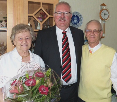 Der stellvertretende Bürgermeister Jürgen Preuß gratulierte den Eheleuten Marie und Max Schröder zur diamantenen Hochzeit.