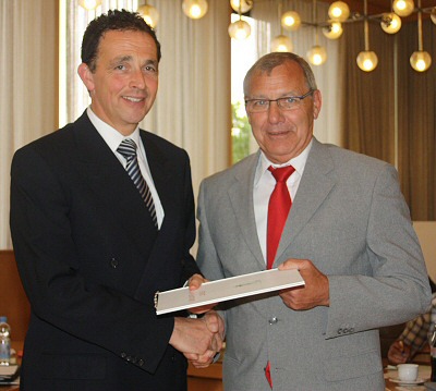 Dr. Landscheidt gratuliert dem Ehrenringträger Jürgen Neervort