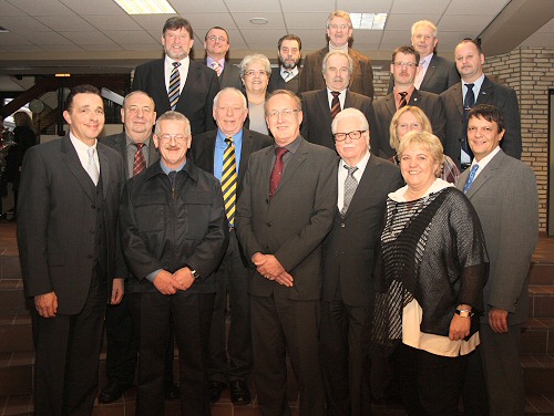 Gruppenfoto der in der Ratssitzung am 22.12.2009 geehrten Ratsmitglieder mit dem neuen Ehrenringträger Jürgen Deselaers