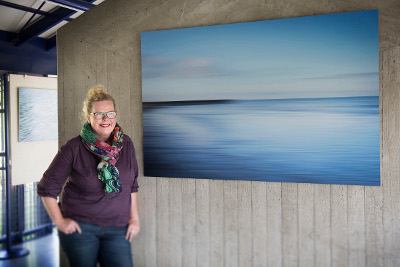 Die Fotografin Bettina Engel-Albustin vor einem ihrer Werke