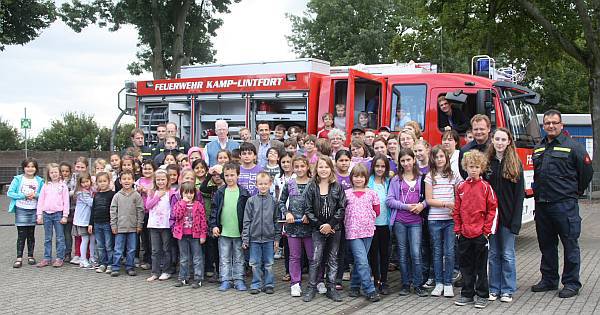 Gruppenbild vor Feuerwehrwagen