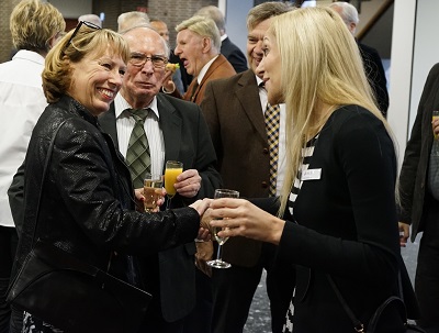 Gespräche im Foyer der Stadthalle.