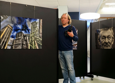 Fotograf Frank Reinert zwischen seinen Werken (Foto: Frank Tilger)