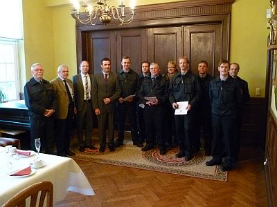 Gruppenbild bei der Feuerwehrehrung